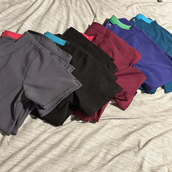 Carhartt scrub tops with pockets and badge clip. 5 of them total. All xs - Picture 1 of 3